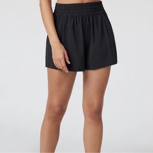Vuori Villa shorts women shorts size L